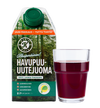 Een groene doos met een 6-pack Kari's Pine Extract Drink staat naast een helder glas donkerrood sap. Op de doos staan afbeeldingen van Finse dennenbossen en zijn biologische en gezondheidslabels afgebeeld, waarmee de nadruk wordt gelegd op het antioxidantrijke dennenextract.