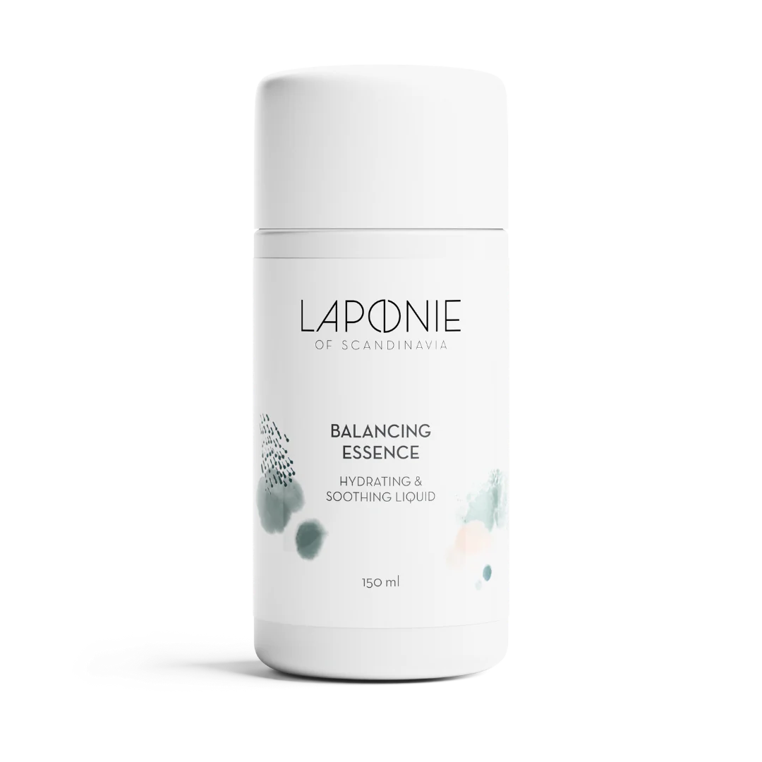 Een witte fles met het label Laponie of Scandinavia Essence Mist, 150 ml, met minimalistische accenten in waterverfstijl in groen en blauw – een hydraterende gezichtsmist, ideaal voor de gevoelige huid, van Laponie of Scandinavia.