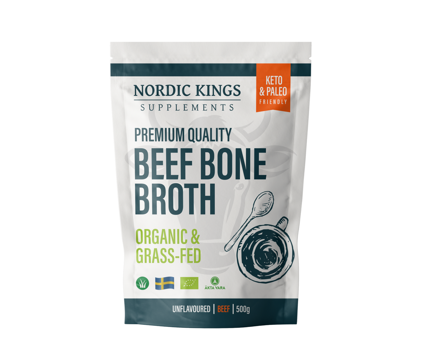 Een wit en blauw zakje met het label Nordic Kings Organic Bone Broth, 500 g, zonder smaakstoffen, gemaakt van grasgevoerd rundvlees. Voorzien van groene pictogrammen en Zweedse en Deense vlaggen. Gemarkeerd als biologisch, keto- en paleovriendelijk. Merk: Nordic Kings.