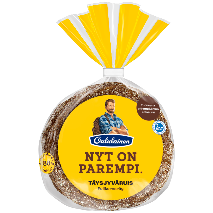 Een brood Oululainen Reissumies Volkoren Roggebrood van Fazer in een doorzichtige zak met gele en witte accenten, met daarop een man in een geruit hemd en Finse tekst die de versheid en het volkoren karakter van het roggebrood benadrukt.