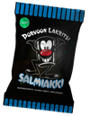 Een zwarte snoepzak met blauwe strepen met het opschrift Porvoon Lakritsi Salty Licorice is voorzien van een stripfiguur met een grote rode neus, een brede grijns en uitgestrekte armen. Deze veganistische lekkernij van Porvoon Lakritsi heeft de klassieke zoute drop-smaak.