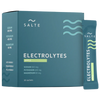 Een blauwgroene SALTE Electrolytes Apple-doos met golvende lijnen en een zakje ernaast. Bevat 30 keto-vriendelijke, veganistische zakjes; suikervrije hydratatie met natrium, kalium en magnesium duidelijk vermeld.