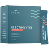 Een blauwgroene doos SALTE Electrolytes Strawberry met een zakje ernaast. Dit veganistische, suikervrije hydratatiepoeder bevat natrium, kalium en magnesium, heeft een aardbeiensmaak en bevat 30 zakjes. Merk: SALTE.