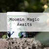 Een kleurrijke container met Moomin-thema staat op een steen met groen op de achtergrond. De tekst eroverheen luidt: Moomin Magic Awaits.