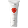 De Mossa Vitamin Moisture Conditioner wordt geleverd in een witte tube met een grote afbeelding van een aardbei, waarmee de nadruk wordt gelegd op aardbeienolie, vitamines, extra glans, controle over kroeshaar en zacht, gevoed haar voor alle haartypes.