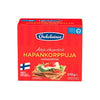 Op een rode doos Oululainen Crisp Bread, gemaakt door Oululainen, staat een foto van volkoren rogge-knäckebröd met kaas, komkommer, tomaat en kruiden. Linksonder staat een kleine Finse vlag. Rijk aan vezels.