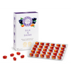 Een doos met het label Berry OMG & Shine van Berry OMG naast een blisterverpakking met 30 rode capsules, met losse capsules ervoor. Op de verpakking wordt de nadruk gelegd op omega-vetzuren voor een gezonde huid en vacht en verlichting van jeukende huid.