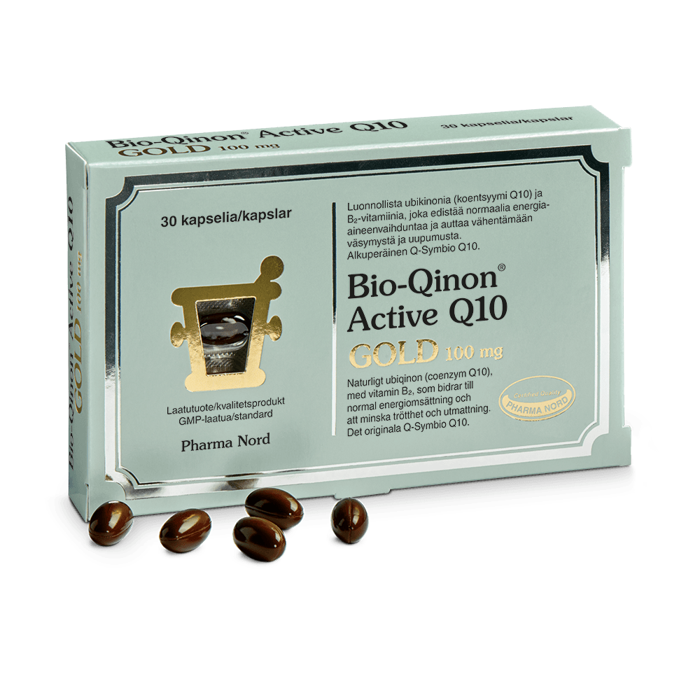 Een doosje Bio-Qinon Q10 GOLD van Pharma Nord, met 30 co-enzym Q10-capsules naast bruine softgels. De metallic groene verpakking is voorzien van Finse en Zweedse tekst met gouden accenten.