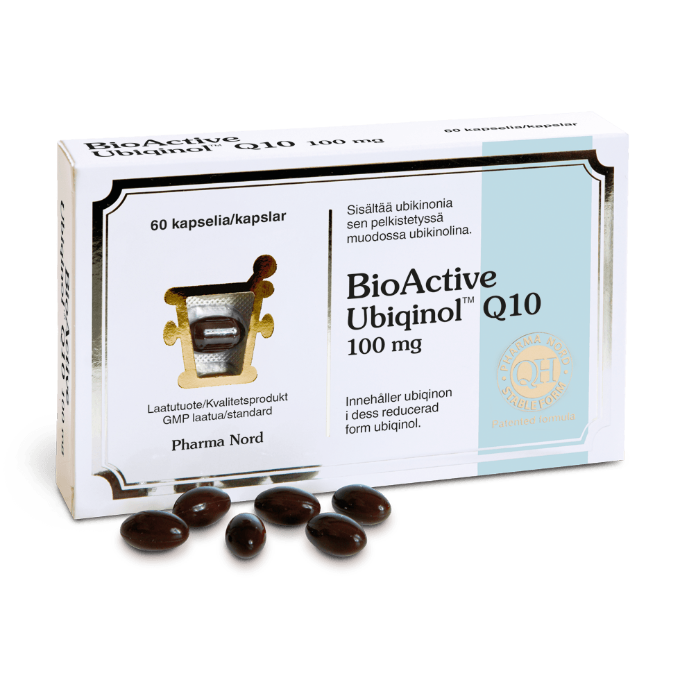 Er wordt een doos Pharma Nord BioActive Ubiqinol Q10 100 mg (60 capsules) getoond, met verschillende donkerbruine ovale capsules op de voorgrond en verpakkingstekst in het Fins en Zweeds.