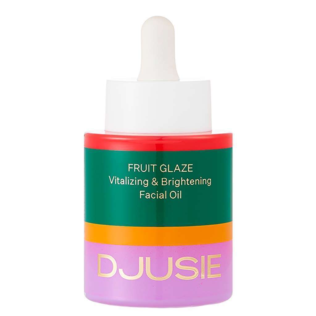 Een levendige fles Djusie Fruit Glaze Vitalizing & Brightening Face Oil van Djusie heeft een witte druppeldop, een groen etiket met gouden tekst en rode, oranje en paarse accenten.