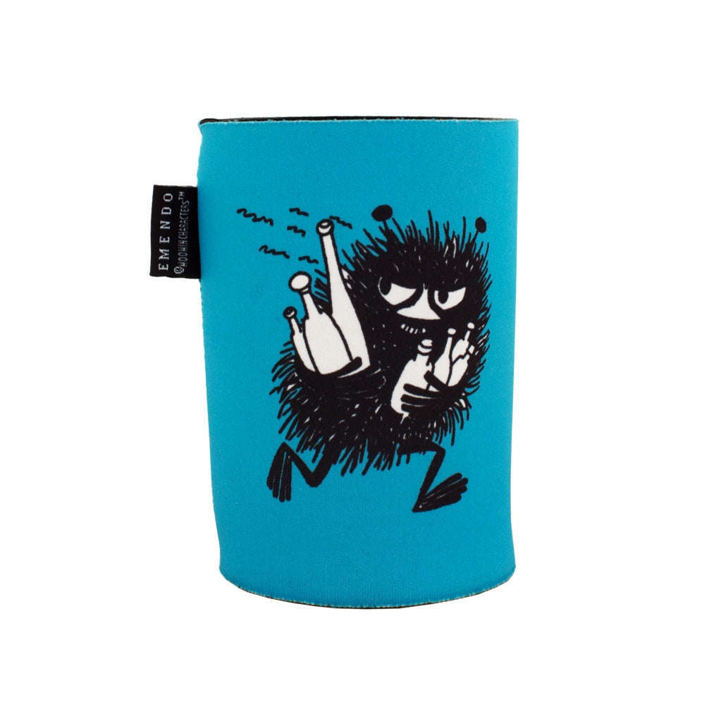 De Emendo Moomin Cooler Stinky van Emendo is een blauwe neopreencilinder met een ondeugend zwart pluizig wezen met een bril dat beide middelvingers opsteekt, plus een zwart label aan de zijkant met witte tekst.
