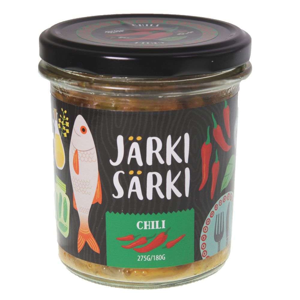 Een glazen pot van 275 g met Järki Särki Chili van Järki Särki, een Finse delicatesse met Särki-vis en omega-3-oliën. Op het zwarte etiket staan een vis, rode chilipepers, voedselpictogrammen en witgroene tekst. De pot heeft een zwarte deksel.
