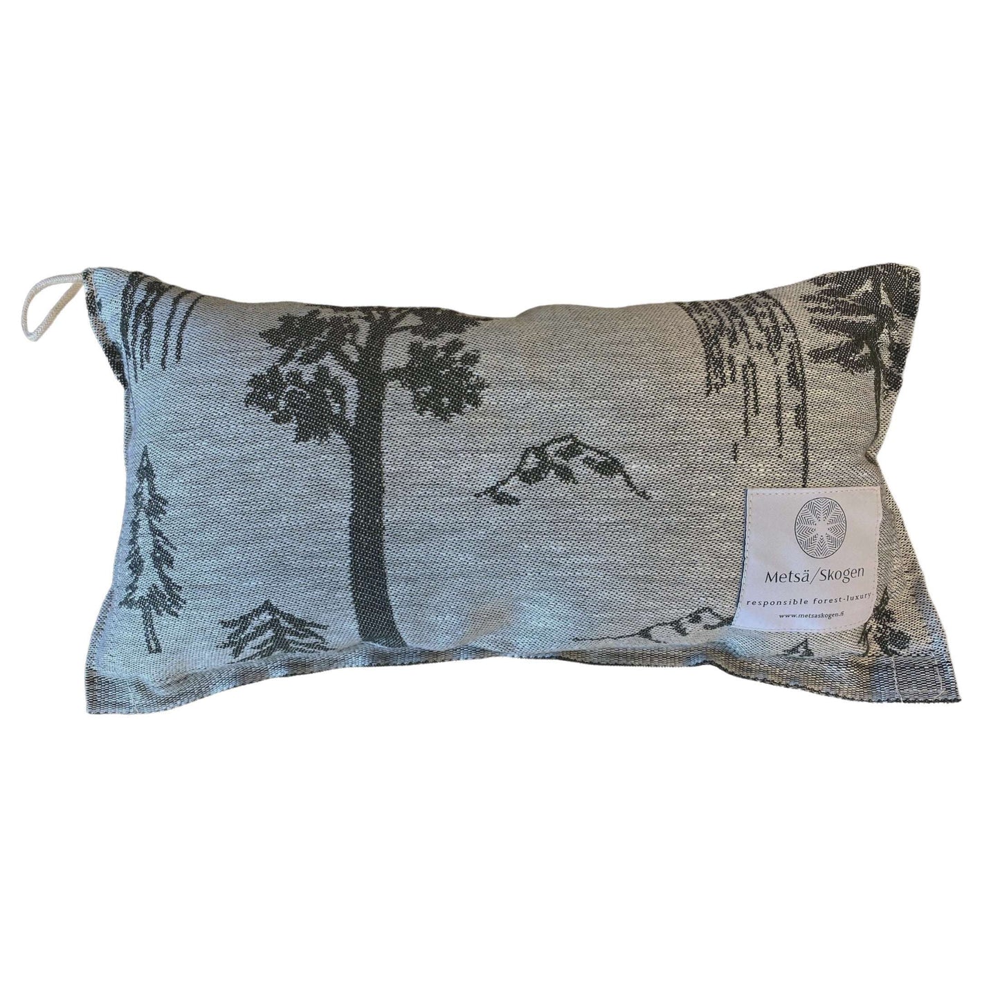 Het Metsä/Skogen Sauna-kussen is een rechthoekig kussen met een donkergrijs ontwerp van bomen en bergen op lichte stof, met een Metsä/Skogen-label aan de voorkant – een ideaal accessoire voor de Finse sauna.