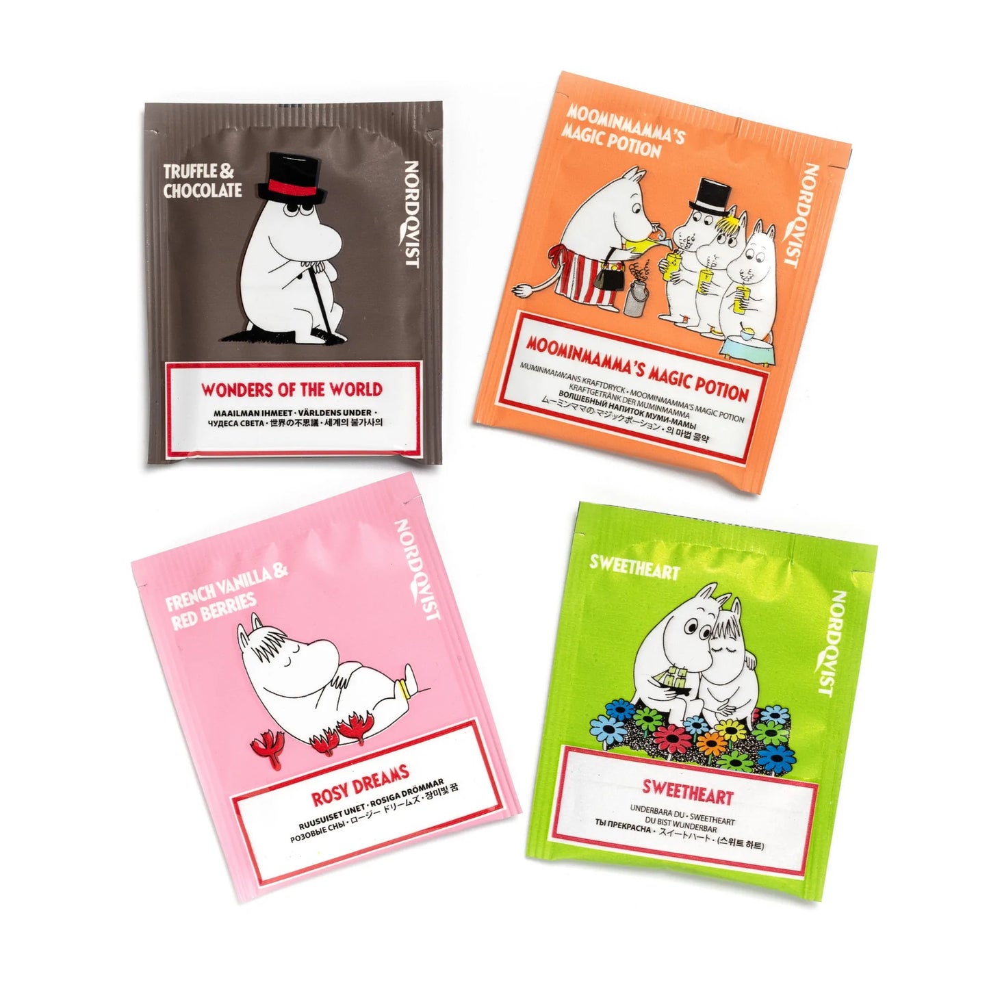 Nordqvist Moomin Besties Tea Assortment van Nordqvist bestaat uit vier kleurrijke zakjes met Moomin-figuren, elk met een unieke thee: chocoladetruffel (bruin), toverdrank (oranje), roze dromen (roze) en lieveling (groen).