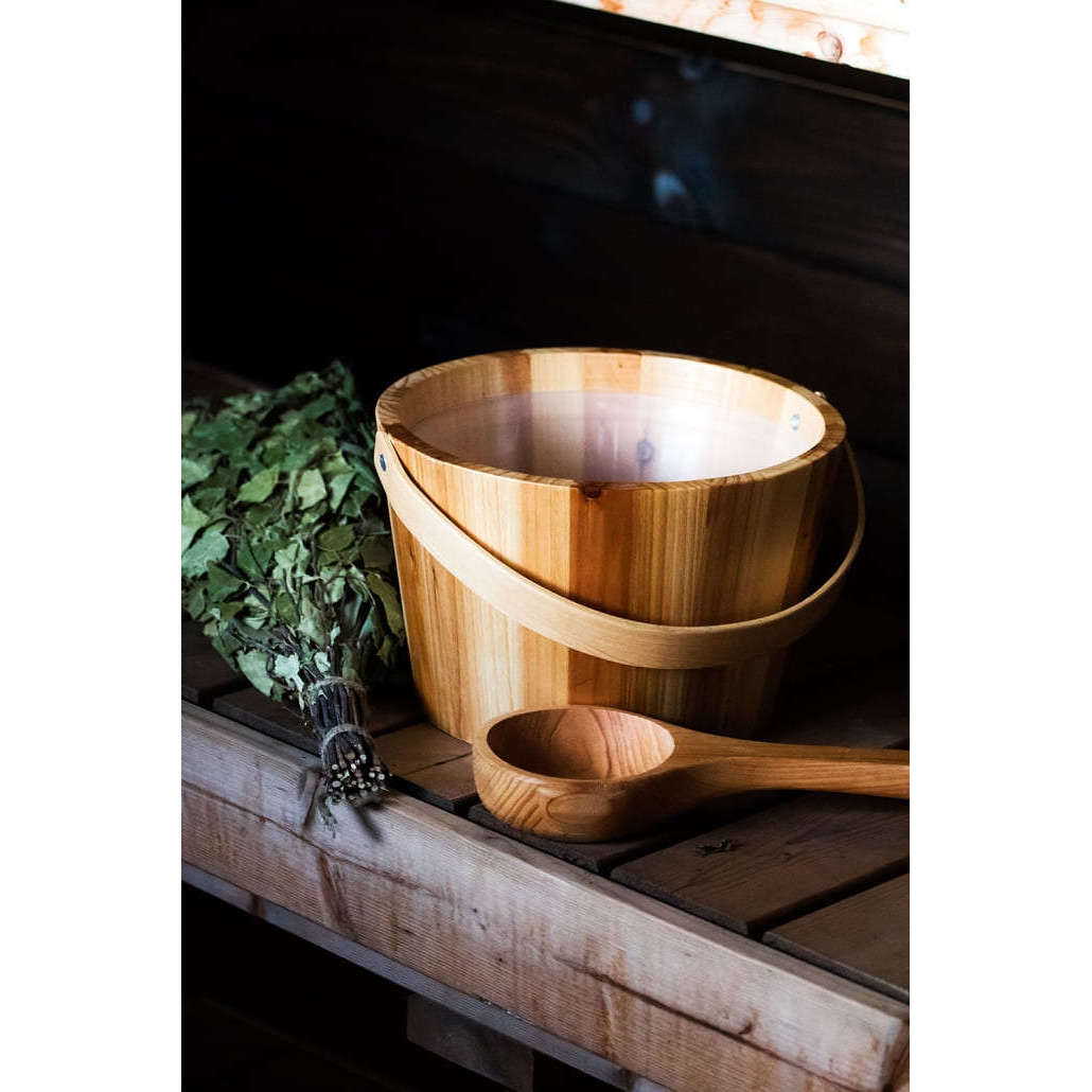 De Emendo Sauna Fragrance Forest van Emendo staat op een houten bankje, klaar om uw saunarituelen te verrijken met de rustgevende geur van het bos.