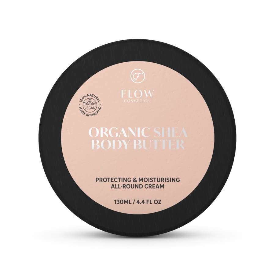 Een ronde pot van 130 ml Flow Cosmetics Organic Shea Body Butter met een zwarte dop en een beige etiket, voorzien van een veganistisch keurmerk – perfect voor natuurlijke, veganistische huidverzorging.