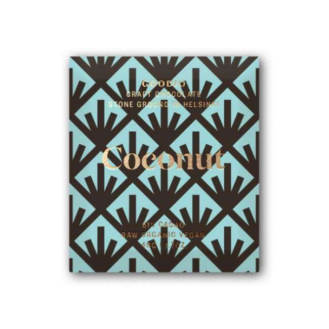 Op een vierkante verpakking met een opvallend zwart en lichtblauw geometrisch patroon staat: "Goodio Organic Chocolate Coconut. 51% cacao, rauw, zuivelvrij, biologische veganistische chocolade. Met stenen gemalen in Helsinki. Netto gewicht 48 g (1,7 oz).