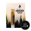 De Havuka Spruce Resin Lip Balm wordt geleverd in een verpakking met bosmotief. Een zwarte badge geeft aan dat het product genomineerd was voor de Nordic Natural Beauty Awards 2020 en benadrukt de voedende formule met sparrenhars.
