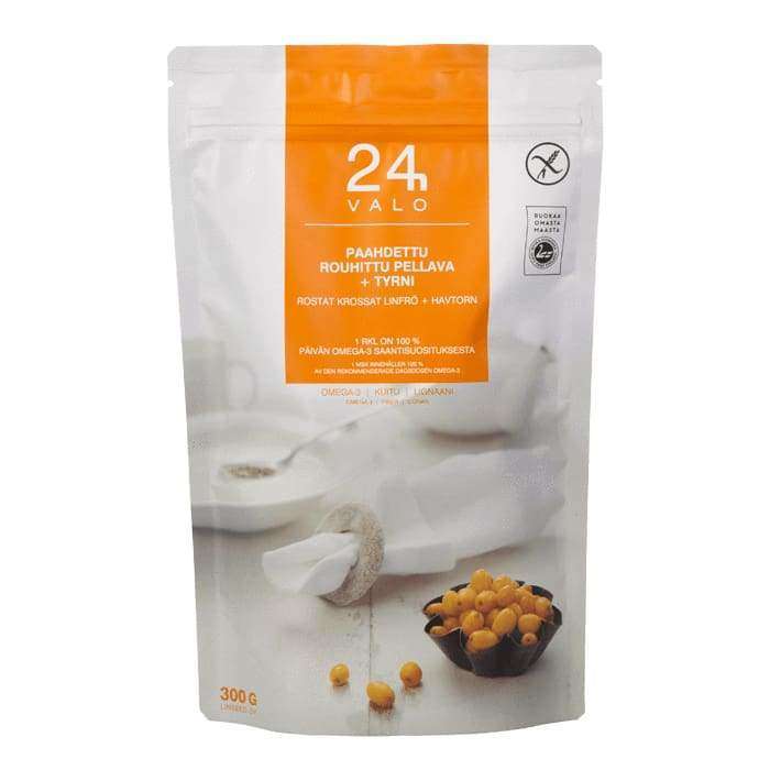 Op een wit-oranje hersluitbare zak met het opschrift Valo24h Roasted Ground Flaxseed + Sea Buckthorn Berry staan een kommetje en een lepel afgebeeld met het product. Zowel lijnzaad als duindoorn zijn rijk aan omega-3-vetzuren.